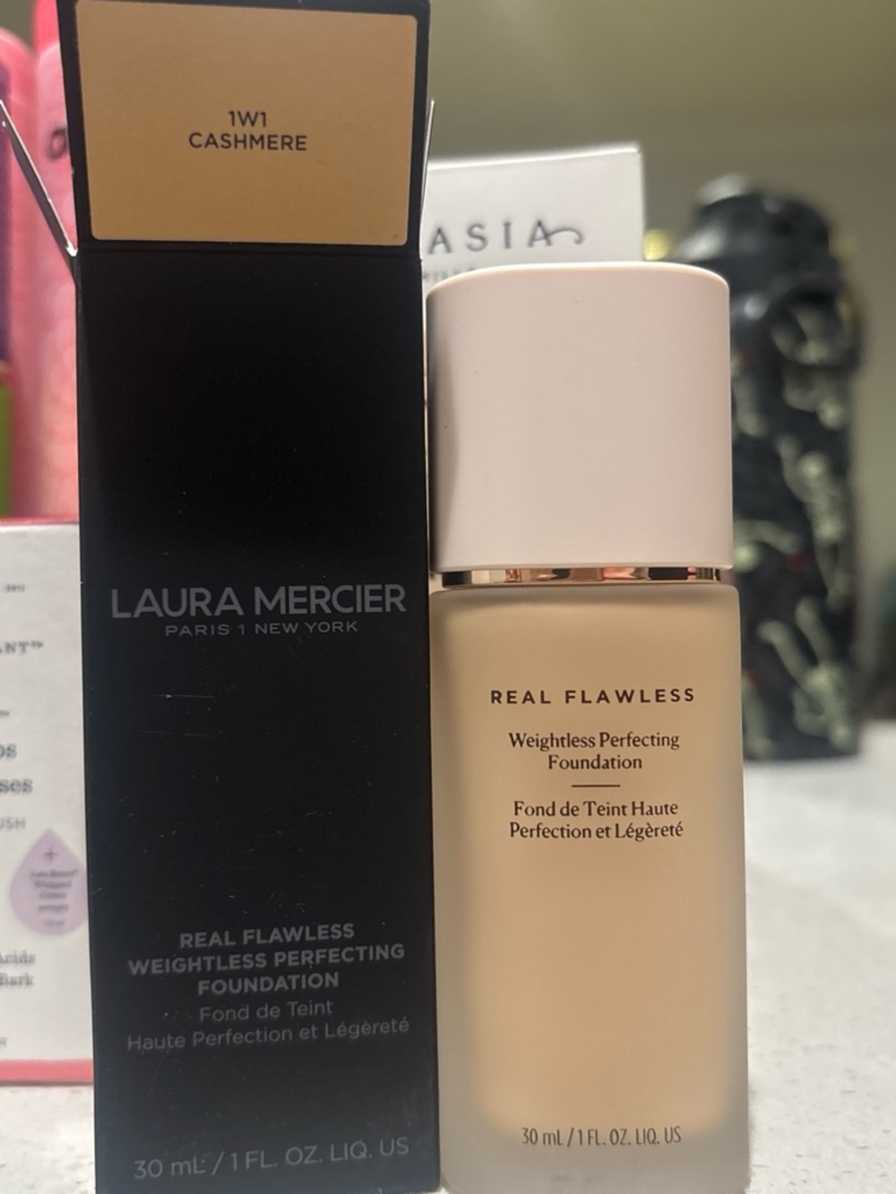 laura mercier Real Flawless Weightless Perfecting Foundation — Cashmere (1W1)